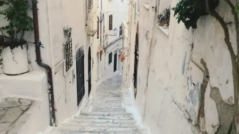 Sperlonga sopra e sotto il promontorio: dai vicoli medievali alla villa di Tiberio cambia il secolo in pochi chilometri