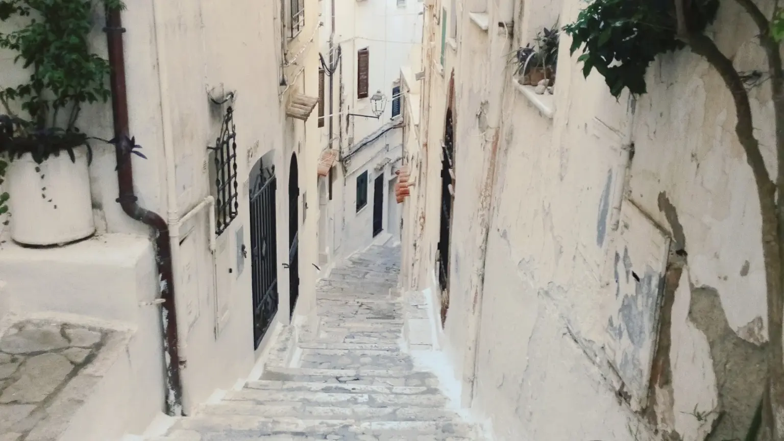 Sperlonga sopra e sotto il promontorio: dai vicoli medievali alla villa di Tiberio cambia il secolo in pochi chilometri