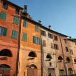 Brisighella, la strada coperta dove passavano gli asini: cosa vedere tra gesso, Rocca e vicoli