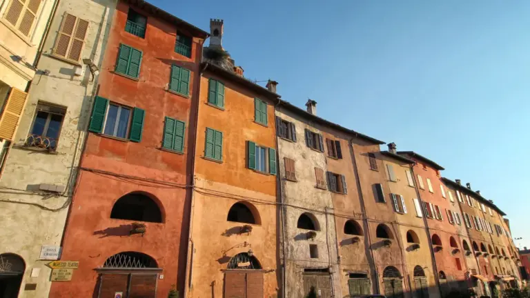 Brisighella, la strada coperta dove passavano gli asini: cosa vedere tra gesso, Rocca e vicoli