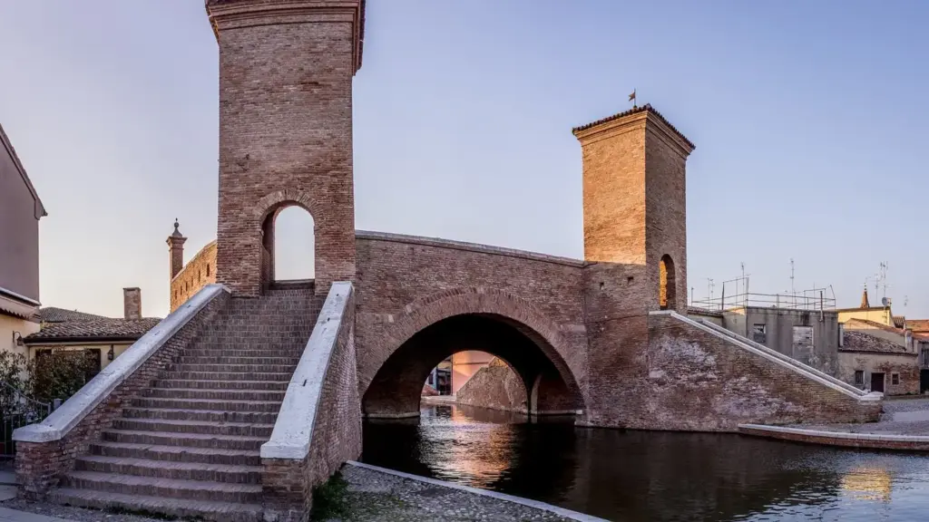 Comacchio a piedi: il percorso tra ponti, canali e case colorate che cambia ritmo fuori stagione