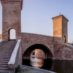 Comacchio a piedi: il percorso tra ponti, canali e case colorate che cambia ritmo fuori stagione