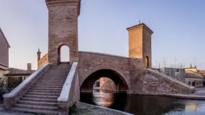 Comacchio a piedi: il percorso tra ponti, canali e case colorate che cambia ritmo fuori stagione