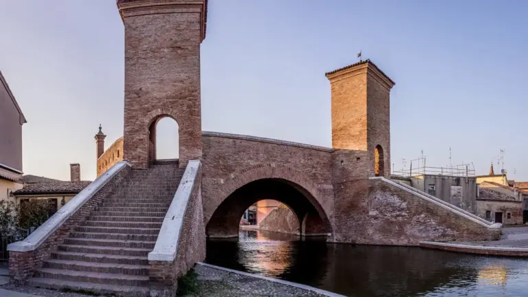 Comacchio a piedi: il percorso tra ponti, canali e case colorate che cambia ritmo fuori stagione