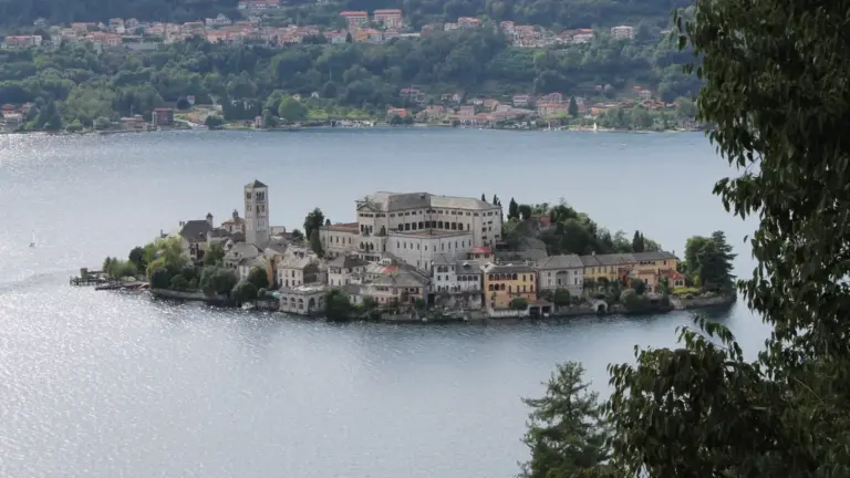 Orta San Giulio in autunno: perché il lago diventa più interessante quando le giornate si accorciano