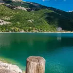 Scanno oltre il lago: il centro storico abruzzese da esplorare tra archi, scalinate e botteghe
