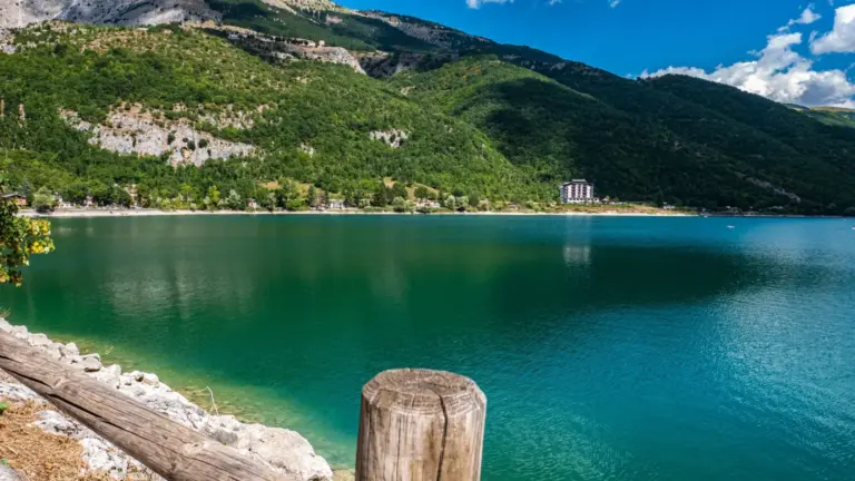 Scanno oltre il lago: il centro storico abruzzese da esplorare tra archi, scalinate e botteghe