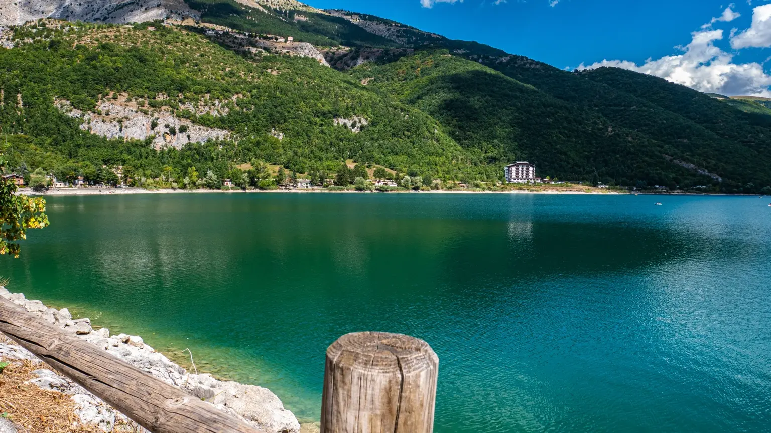 Scanno oltre il lago: il centro storico abruzzese da esplorare tra archi, scalinate e botteghe