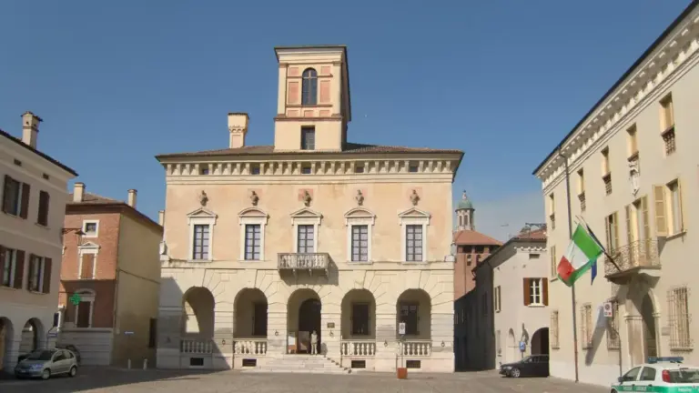 Sabbioneta: perché una piccola città lombarda sembra costruita come un progetto rinascimentale