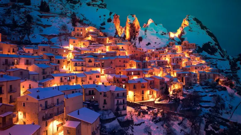 Castelmezzano: il borgo lucano incastrato nelle Dolomiti che cambia atmosfera al tramonto