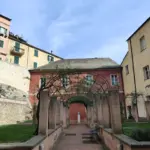 Finalborgo in autunno: cosa vedere tra mura, chiostri e carruggi quando il mare non è più il centro della giornata