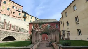 Finalborgo in autunno: cosa vedere tra mura, chiostri e carruggi quando il mare non è più il centro della giornata