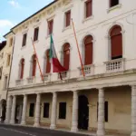 Asolo a inizio autunno: il borgo veneto da leggere tra portici, ville e strade in salita
