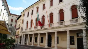 Asolo a inizio autunno: il borgo veneto da leggere tra portici, ville e strade in salita