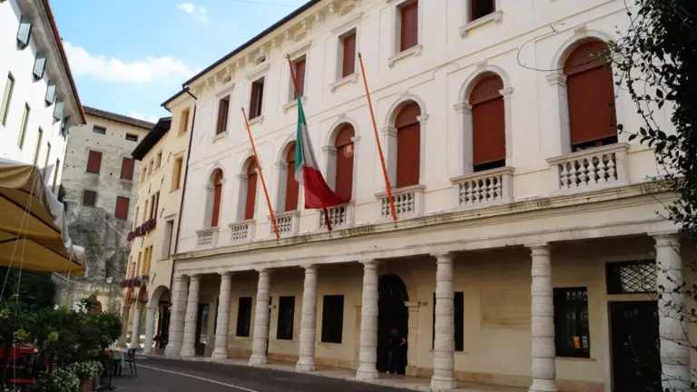 Asolo a inizio autunno: il borgo veneto da leggere tra portici, ville e strade in salita