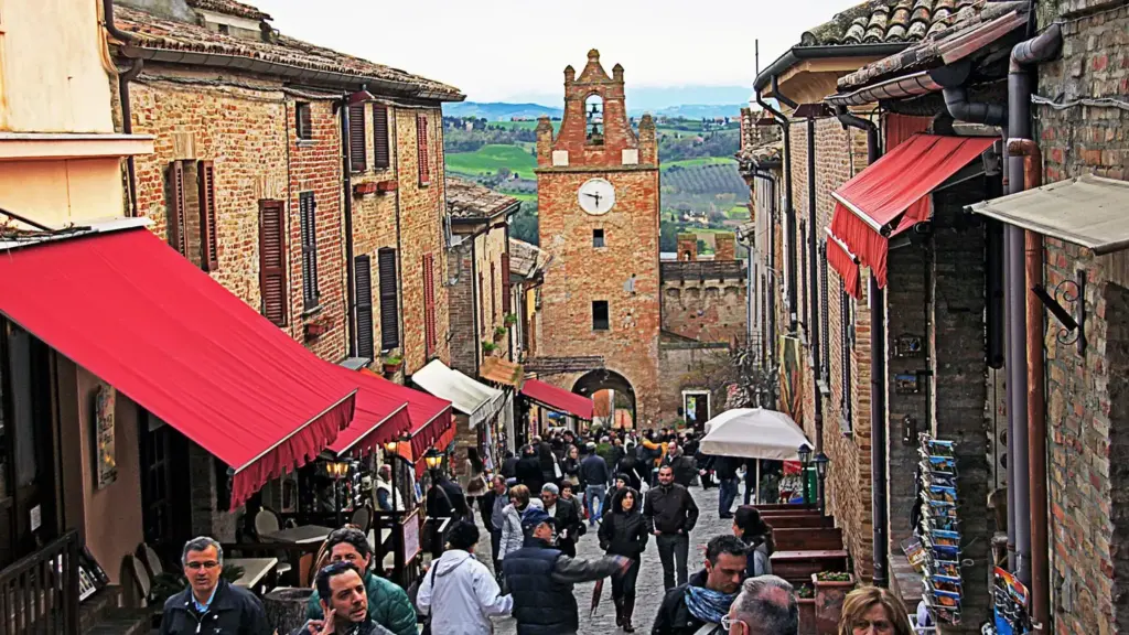 Gradara oltre il castello: cosa osservare tra mura, camminamenti e borgo quando cala la folla