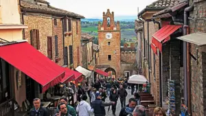 Gradara oltre il castello: cosa osservare tra mura, camminamenti e borgo quando cala la folla