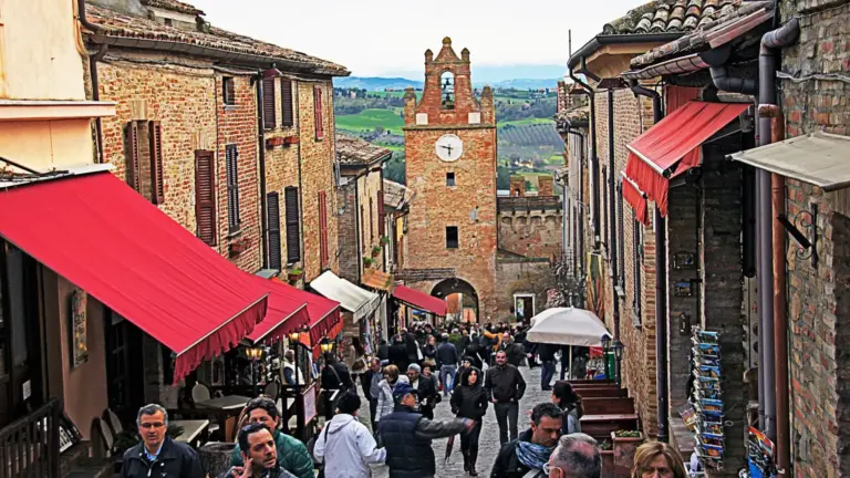 Gradara oltre il castello: cosa osservare tra mura, camminamenti e borgo quando cala la folla