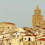 Atri dal Duomo ai calanchi: perché centro storico e paesaggio d’argilla vanno letti nello stesso itinerario