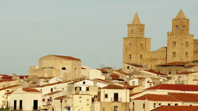Atri dal Duomo ai calanchi: perché centro storico e paesaggio d’argilla vanno letti nello stesso itinerario