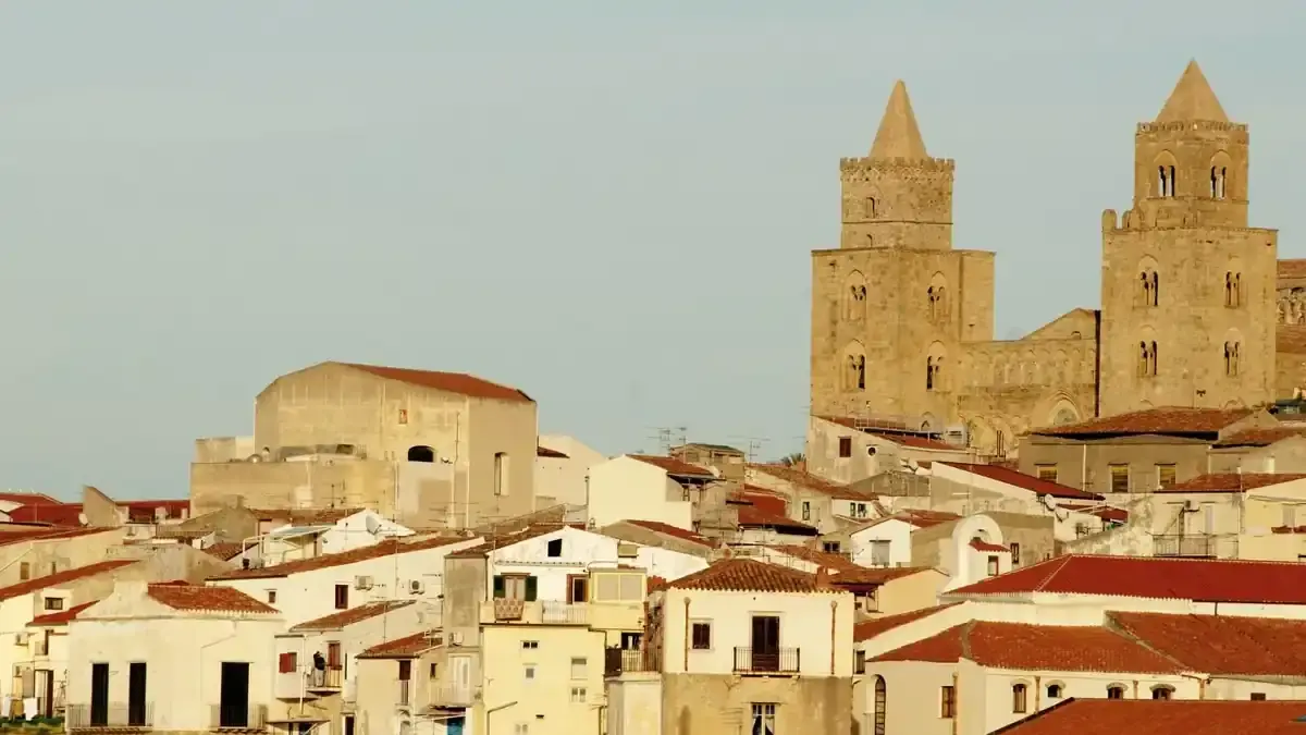 Atri dal Duomo ai calanchi: perché centro storico e paesaggio d’argilla vanno letti nello stesso itinerario