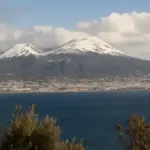Bracciano dal Castello Orsini-Odescalchi al lago: perché il borgo cambia scala appena si guarda la conca vulcanica