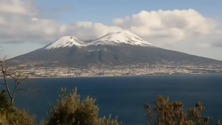 Bracciano dal Castello Orsini-Odescalchi al lago: perché il borgo cambia scala appena si guarda la conca vulcanica